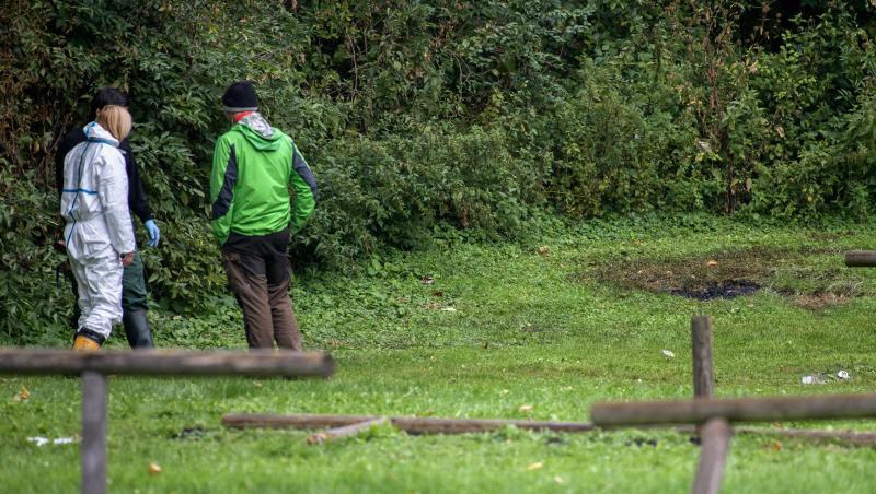 Ermittler der Polizei stehen unmittelbar neben dem Fundort der verkohlten Frauenleiche am Feringasee in Unterföhring. Foto: Matthias Balk/Archiv Ermittler der Polizei stehen unmittelbar neben dem Fundort der verkohlten Frauenleiche am Feringasee in Unterföhring. Foto: Matthias Balk/Archiv