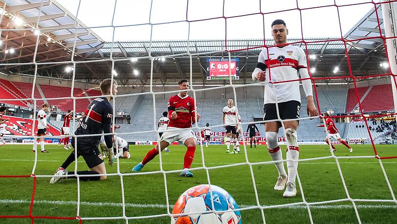 Freiburgs Ermedin Demirovic (M) jubelt über das Eigentor durch Stuttgarts Ito (nicht im Bild).