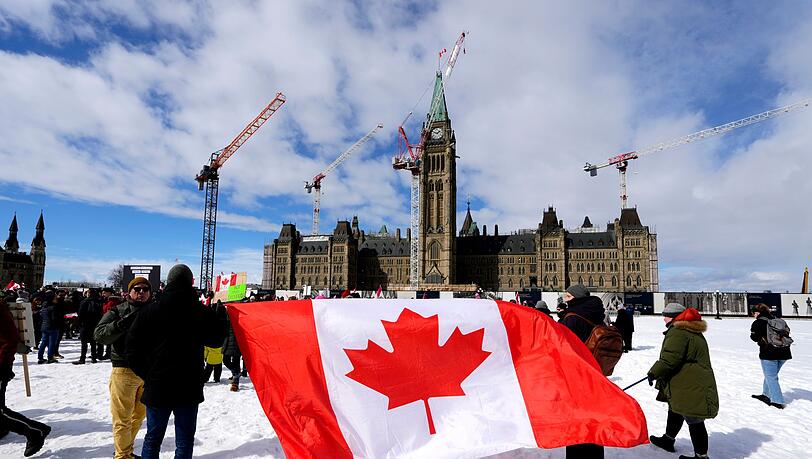 Die kanadische Flagge vor dem Parlament in Ottawa. (Archivbild)