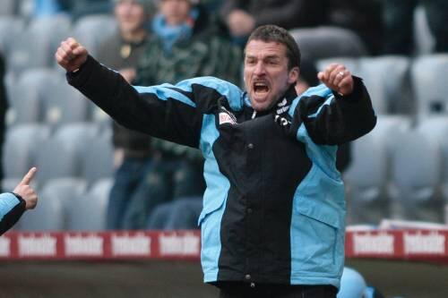 Freudensprung nach dem Sieg gegen Ahlen: Löwen-Trainer Marco Kurz.