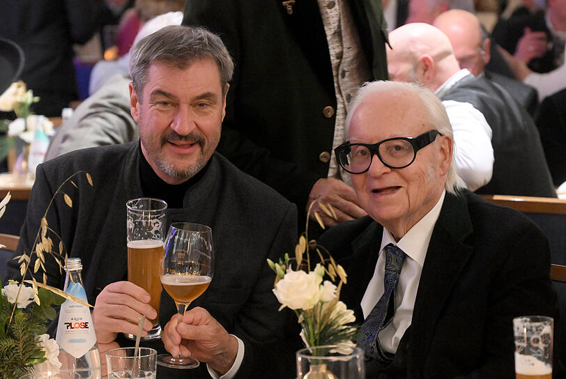 Auch Ministerpr&auml;sident Markus S&ouml;der (l.) kommt zur Geburtstagsfeier von Werner Brombach am 29. Dezember 2024.