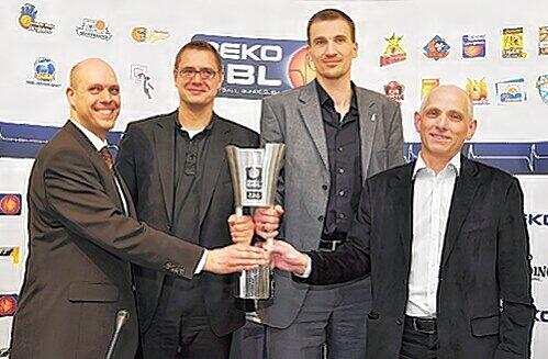 Sie wollen den neuen Cup: Die Manager Marco Beens (Artland), Gunnar Wöbke (Frankfurt), Oliver Braun (Braunschweig und Wolfgang Heyder (Brose, v.l.).