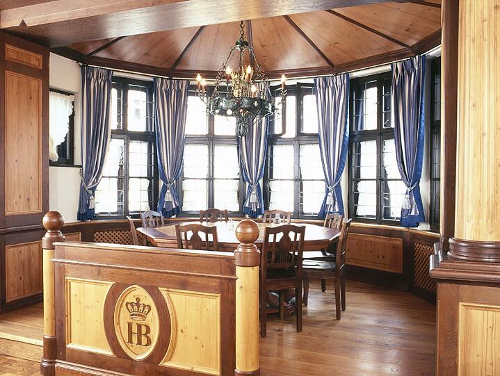 Heute ist der Platz im Erker beliebt bei Stammgästen. Die Trinkhalle heißt jetzt &bdquo;Bräustüberl&ldquo;.