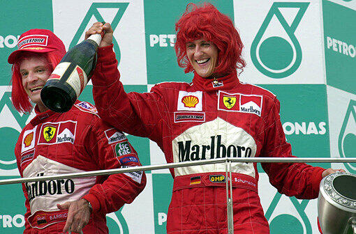 Und zwar bis zum 8. Oktober 2000: Schumacher gewinnt in einem packenden Duell mit Mika Häkkinen in
Suzuka und wird erster Ferrari-Weltmeister seit Jody Scheckter 1979.