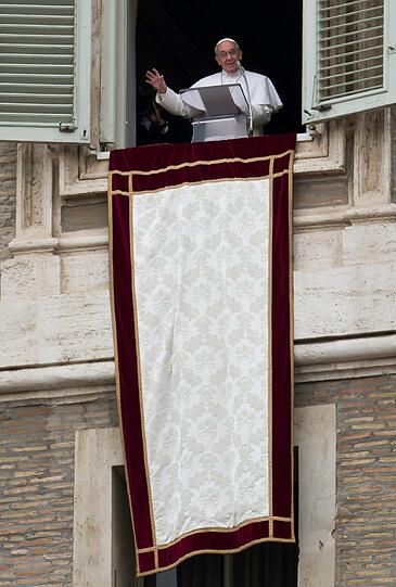 Papst Franziskus hält sein erstes Angelus-Gebet. Auf dem Petersplatz jubelt ihm die Menge zu. Die Bilder aus Rom.
