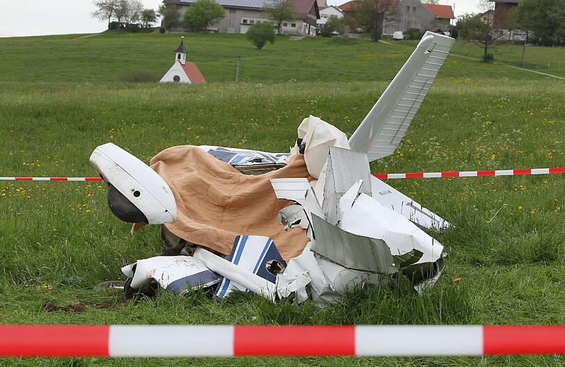 Im Allgäu bei Sulzberg zwei Kleinflugzeuge kollidiert. Zwei Männer sterben.