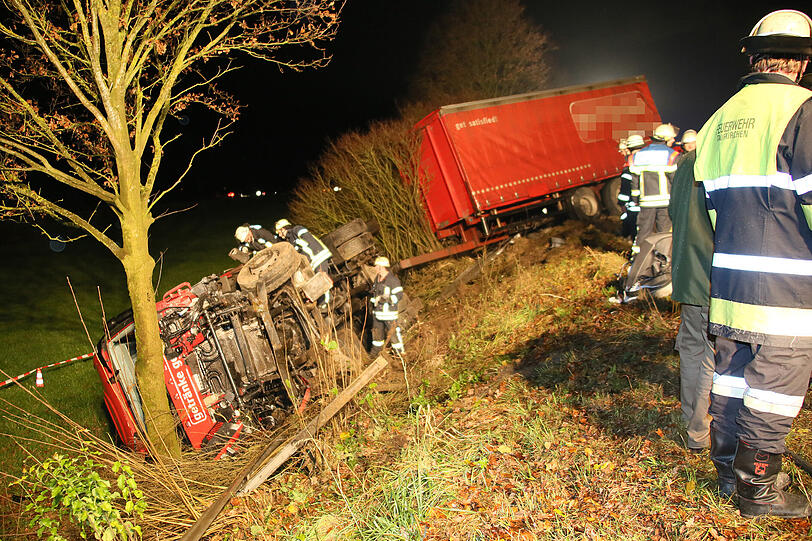 Horror-Crash auf der B-15: Die Bilder vom Unfallort.