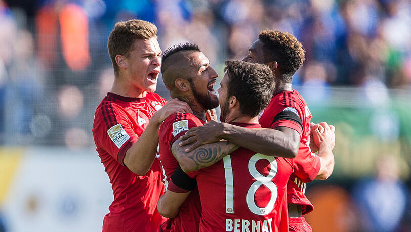 Die Spieler des FC Bayern bejubeln den Treffer zur 1:0-Führung durch Arturo Vidal.