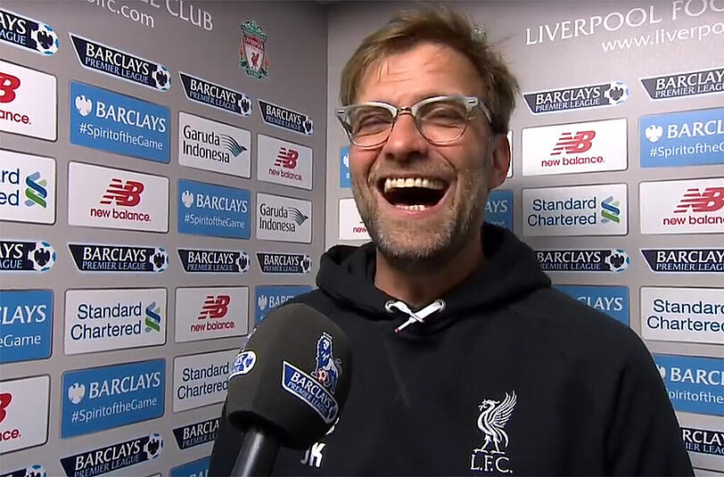 Hat gut lachen: Jürgen Klopp bekommt im Liverpool-Fanshop sein eigenes Shirt.