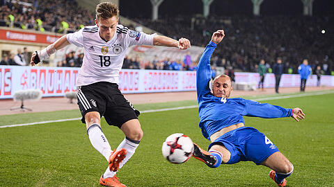 Seit der EM Dauer-Nationalspieler: Joshua Kimmich (l.), hier gegen Aserbaidschans Pavlo Pashayev.