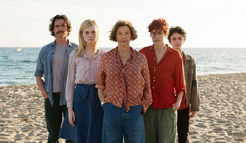 Familie ist nicht unbedingt Verwandschaft: Jamie (Lucas Jade Zumann, rechts) wird von seiner Mutter (Annette Bening, Mitte) und deren Mitbewohnern William (Billy Crudup) Abbie (Greta Gerwig) und Julie (Elle Fanning, links) erzogen.