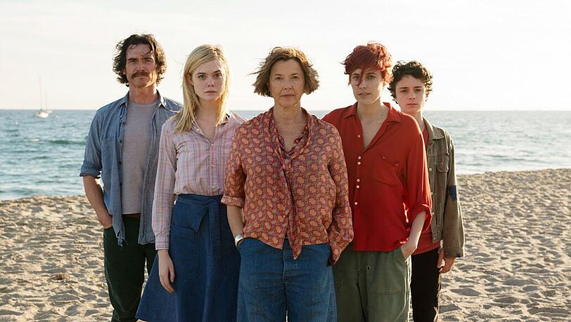 Familie ist nicht unbedingt Verwandschaft: Jamie (Lucas Jade Zumann, rechts) wird von seiner Mutter (Annette Bening, Mitte) und deren Mitbewohnern William (Billy Crudup) Abbie (Greta Gerwig) und Julie (Elle Fanning, links) erzogen.