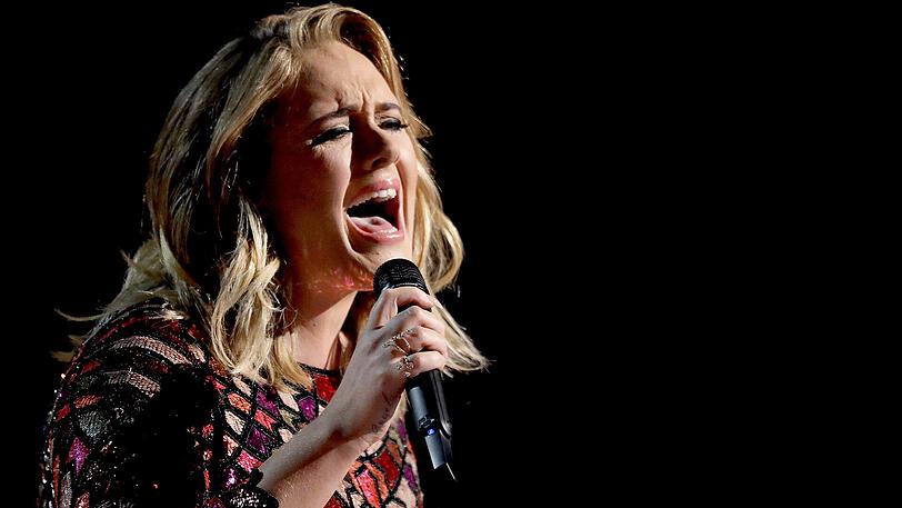 Adele muss ihre Welttour abbrechen.