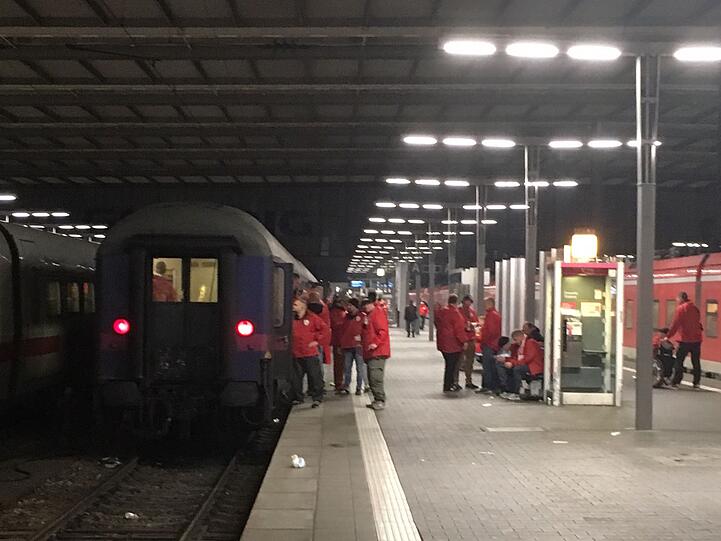 Ein Sonderzug am Hauptbahnhof hat die Halle-Fans wieder in die Heimat gebracht.