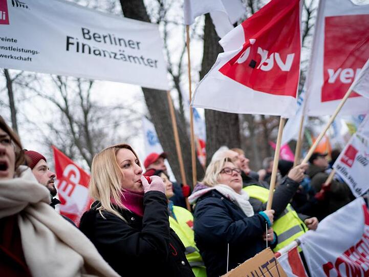 Gewerkschaftsanhänger demonstrieren zum Auftakt der Tarifverhandlungen Öffentlicher Dienst der Länder für eine Lohnsteigerung.