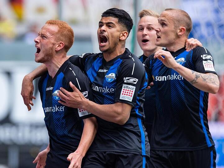 Paderborns Sebastian Vasiliadis (l-r) bejubelt sein Tor zum 1:0 mit Mohamed Dräger, Kai Pröger und Sven Michel.