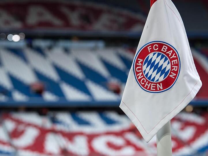 Eine Eckfahne mit dem Logo vom FC Bayern München ist vor einem Spiel vor den leeren Rängen zu sehen. Foto: Sven Hoppe/Archiv