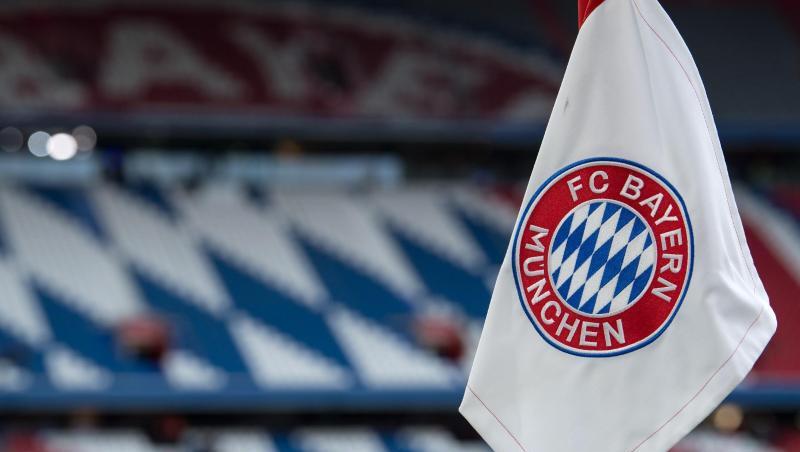 Eine Eckfahne mit dem Logo vom FC Bayern München ist vor einem Spiel vor den leeren Rängen zu sehen. Foto: Sven Hoppe/Archiv Eine Eckfahne mit dem Logo vom FC Bayern München ist vor einem Spiel vor den leeren Rängen zu sehen. Foto: Sven Hoppe/Archiv