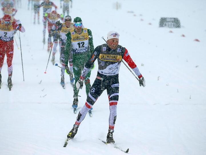 Emil Iversen (vorne) aus Norwegen läuft vor Francesco De Fabiani (M) und Sergej Ustjugow (l) ins Ziel. Foto: Karl-Josef Hildenbrand
