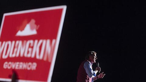 Glenn Youngkin, republikanischer Kandidat für die Gouverneurswahl in Virginia, spricht bei einer Wahlkampfveranstaltung in Leesburg zu seinen Anhängern.