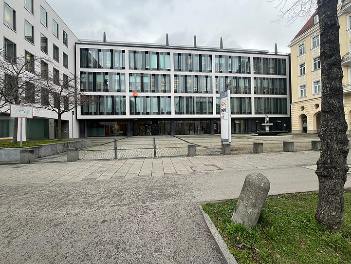 In diesem Bürohaus in Bogenhausen ist viel frei geworden – genug Platz für 110 Staatsdiener.