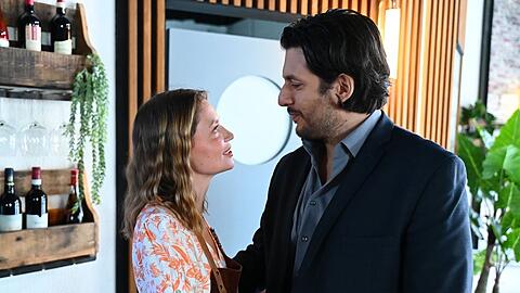 "Alles was zählt": Maximilian (r.) treibt seinen Plan voran, einen Keil zwischen Nathalie (l.) und Matteo zu treiben.