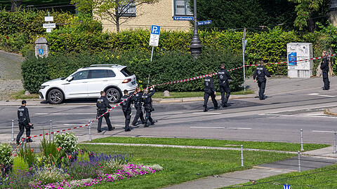Polizisten sperren nach einem Vorfall den Karolinenplatz ab. (Archivbild) Polizisten sperren nach einem Vorfall den Karolinenplatz ab. (Archivbild)