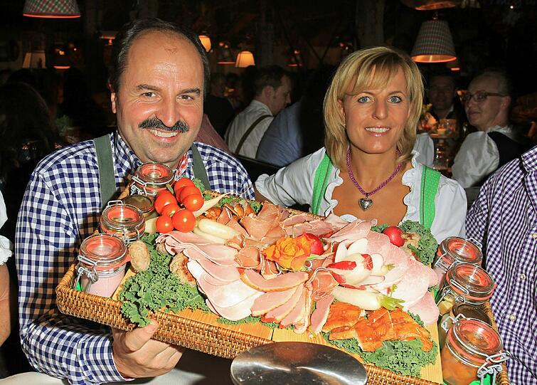 ...dass es unter der Woche gemütlicher ist, seine Brotzeitplatte zu verspeisen. Dort traf Lafer auch Ex-Skirennfahrerin Martina Ertl-Renz, ...