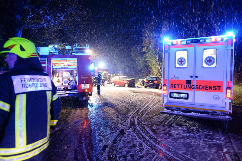 Unfall auf schneeglatter Fahrbahn bei Ruhpolding. Die Bilder vom Rettungseinsatz.