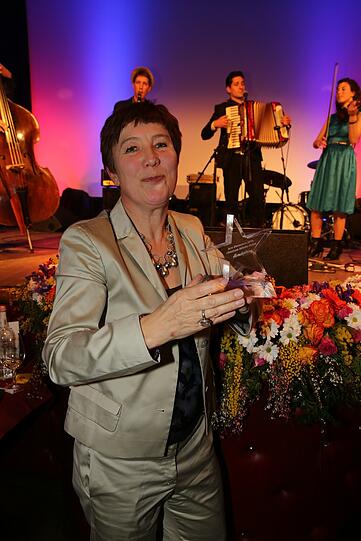 Christiane Böhnke-Geisse wurde für ihre langjährige Leitung der &bdquo;Unterfahrt&ldquo; geehrt und brachte die Gruppe Kbetch (im Hintergrund) mit.