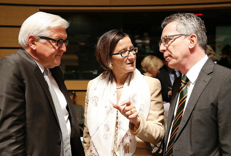 Österreichs Innenministerin, Johanna Mikl-Leitner, mit Frank-Walter Steinmeier und Thomas de Maiziere mitte April in Luxemburg.