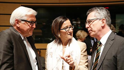 Österreichs Innenministerin, Johanna Mikl-Leitner, mit Frank-Walter Steinmeier und Thomas de Maiziere mitte April in Luxemburg.