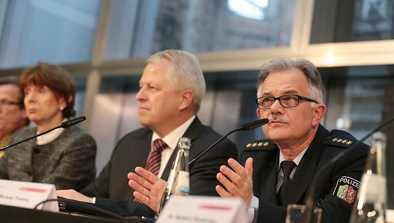 Der Einsatzleiter der Polizei, Michael Temme, die Oberbürgermeisterin Henriette Reker und der Polizeipräsident Jürgen Mathies geben auf einer Pressekonferenz das neue Sicherheitskonzept der Stadt Köln für die Karnevalstage bekannt. Der Einsatzleiter der Polizei, Michael Temme, die Oberbürgermeisterin Henriette Reker und der Polizeipräsident Jürgen Mathies geben auf einer Pressekonferenz das neue Sicherheitskonzept der Stadt Köln für die Karnevalstage bekannt.