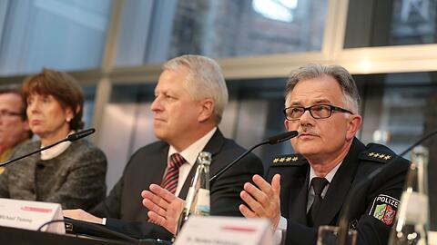 Der Einsatzleiter der Polizei, Michael Temme, die Oberbürgermeisterin Henriette Reker und der Polizeipräsident Jürgen Mathies geben auf einer Pressekonferenz das neue Sicherheitskonzept der Stadt Köln für die Karnevalstage bekannt.