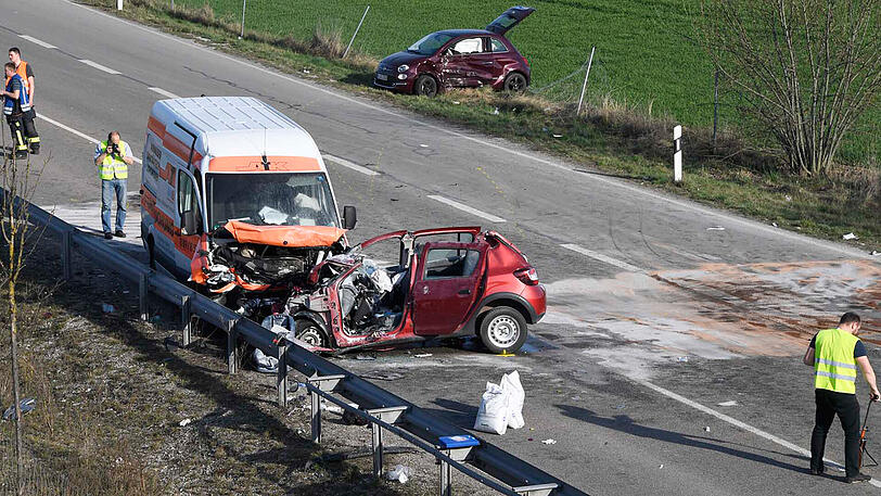 Zu einem schlimmen Verkehrsunfall kam es auf der B2 bei Germering. Dabei wurden eine Mutter und ihre zwei Kleinkinder schwer verletzt.