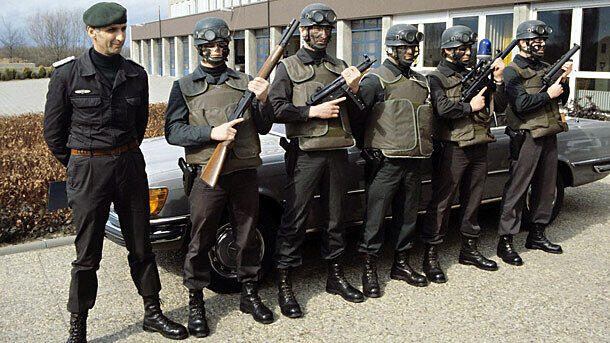 Der damalige GSG-9-Kommandeur Ulrich Wegener (l) mit der kleinsten taktischen Einheit der GSG 9, der Spezialeinsatztruppe (Archivfoto von 1979).