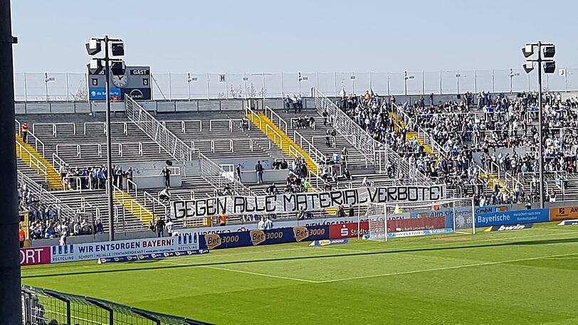 "Gegen alle Materialverbote", heißt es auf einem Banner in der Westkurve.