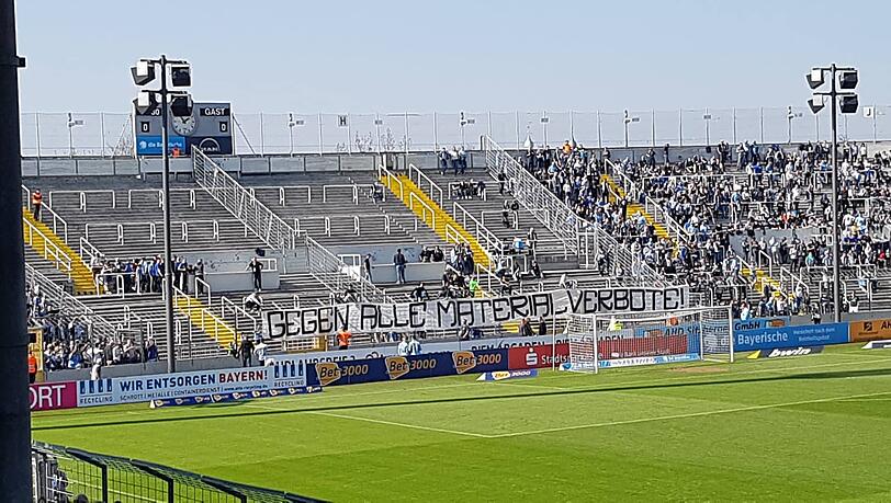 "Gegen alle Materialverbote", heißt es auf einem Banner in der Westkurve. "Gegen alle Materialverbote", heißt es auf einem Banner in der Westkurve.