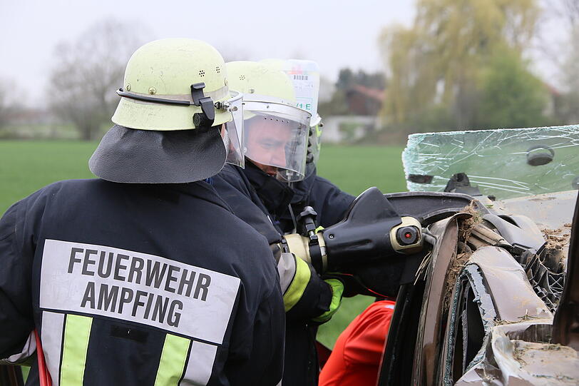 Die Feuerwehr musste das Dach des Wagens entfernen, um das Unfallopfer befreien zu können.