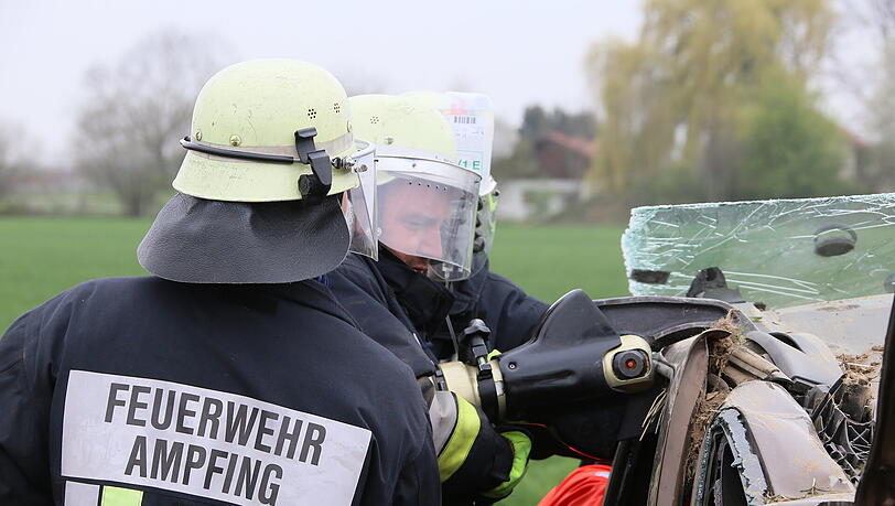Die Feuerwehr musste das Dach des Wagens entfernen, um das Unfallopfer befreien zu können. Die Feuerwehr musste das Dach des Wagens entfernen, um das Unfallopfer befreien zu können.