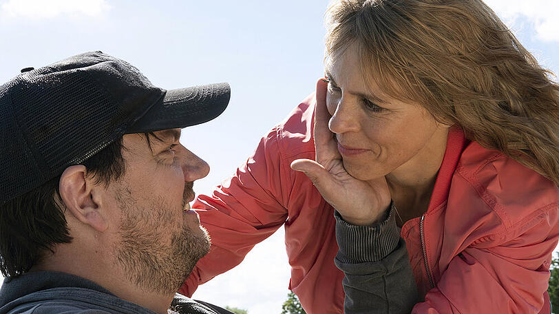Profilerin Katrin König (Anneke Kim Sarnau) und Kommissar Alexander Bukow (Charly Hübner) am Ende von "Polizeiruf 110: Dunkler Zwilling"