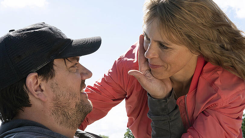 Profilerin Katrin König (Anneke Kim Sarnau) und Kommissar Alexander Bukow (Charly Hübner) am Ende von "Polizeiruf 110: Dunkler Zwilling" Profilerin Katrin König (Anneke Kim Sarnau) und Kommissar Alexander Bukow (Charly Hübner) am Ende von "Polizeiruf 110: Dunkler Zwilling"