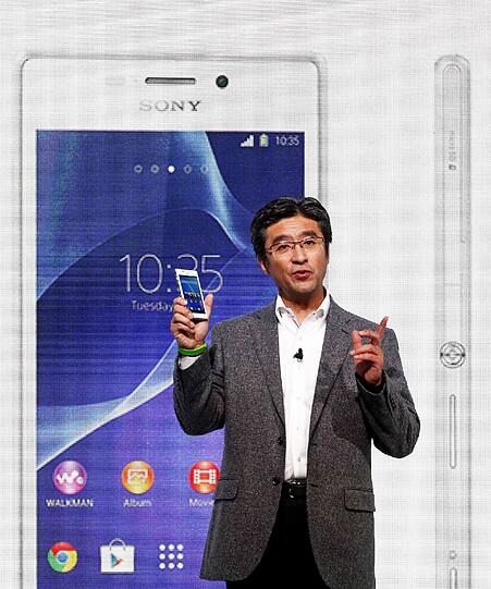 Das ist das neue Xperia M2 von Sony. Präsentiert wird es vom Präsidenten der Mobilen Kommunikation und CEO bei Sony, Kunimasa Suzuki beim Mobile World Congress in Barcelona.