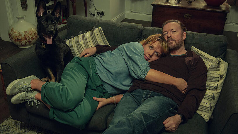 Tony Johnson (Ricky Gervais) kommt in "After Life" nicht über den Tod seiner Frau Lisa (Kerry Godliman) hinweg Tony Johnson (Ricky Gervais) kommt in "After Life" nicht über den Tod seiner Frau Lisa (Kerry Godliman) hinweg
