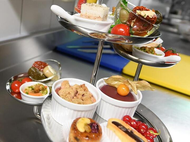 Eine Etagere mit kalten Snacks. Lieber öfter essen, aber in kleineren Portionen. Die sogenannte Snackifikation ist ein neuer Essenstrend.