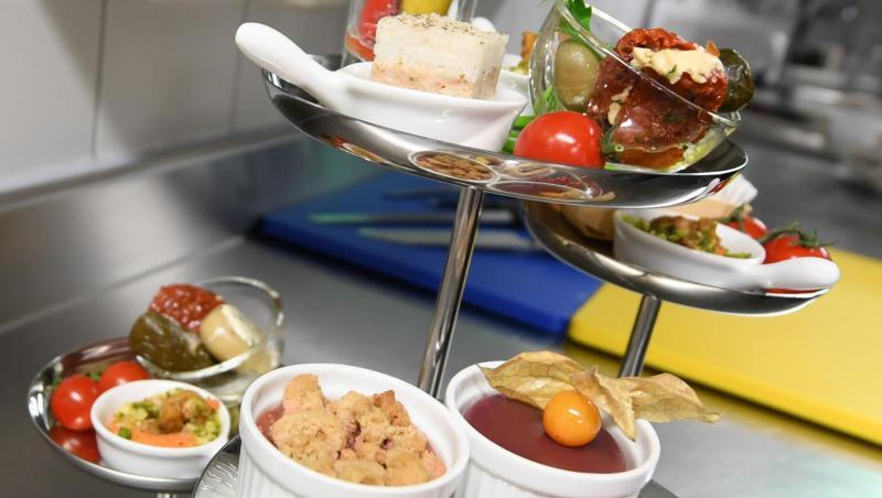 Eine Etagere mit kalten Snacks. Lieber öfter essen, aber in kleineren Portionen. Die sogenannte Snackifikation ist ein neuer Essenstrend. Eine Etagere mit kalten Snacks. Lieber öfter essen, aber in kleineren Portionen. Die sogenannte Snackifikation ist ein neuer Essenstrend.