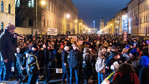 Rund 3.500 Menschen nahmen in der Spitze an der Demo im Dezember teil. Mittlerweile sind es viel weniger, dennoch gibt es Übergriffe. (Archivbild)