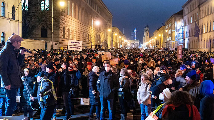 Rund 3.500 Menschen nahmen in der Spitze an der Demo im Dezember teil. Mittlerweile sind es viel weniger, dennoch gibt es Übergriffe. (Archivbild)