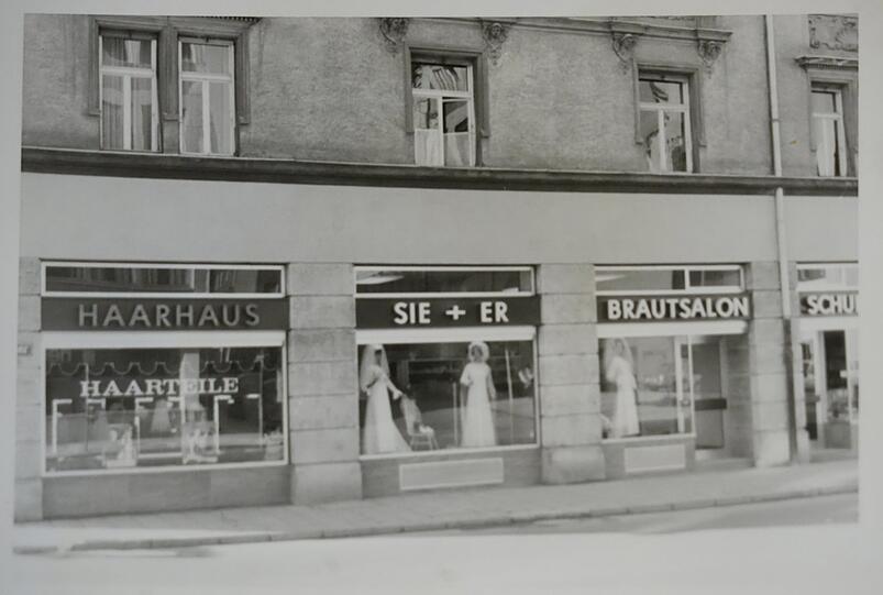 1969 sind die Schaufenster vergrößert. Zehn Jahre später übernimmt Ursula Fröhmer das Geschäft und macht "Tracht und Heimat" daraus.