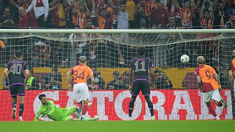 Galatasaray-Stürmer Mauro Icardi (r) traf per Elfmeter zum zwischenzeitlichen 1:1.